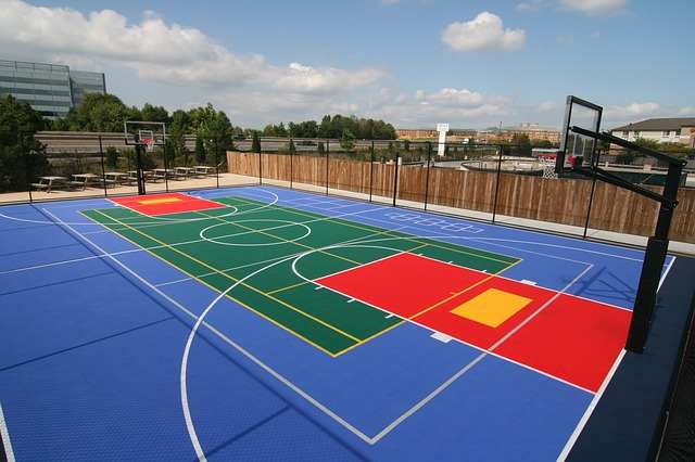 Exemple de résine époxy sur un terrain de basket