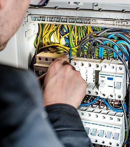 Travaux d’électricité: à quel moment les services d’un professionnel sont obligatoires?