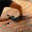 Réparer des fissures sur un mur de briques : les techniques qui fonctionnent