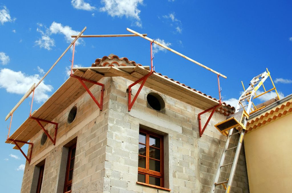 Façades en béton : conseils pour opter entre armé et précontraint