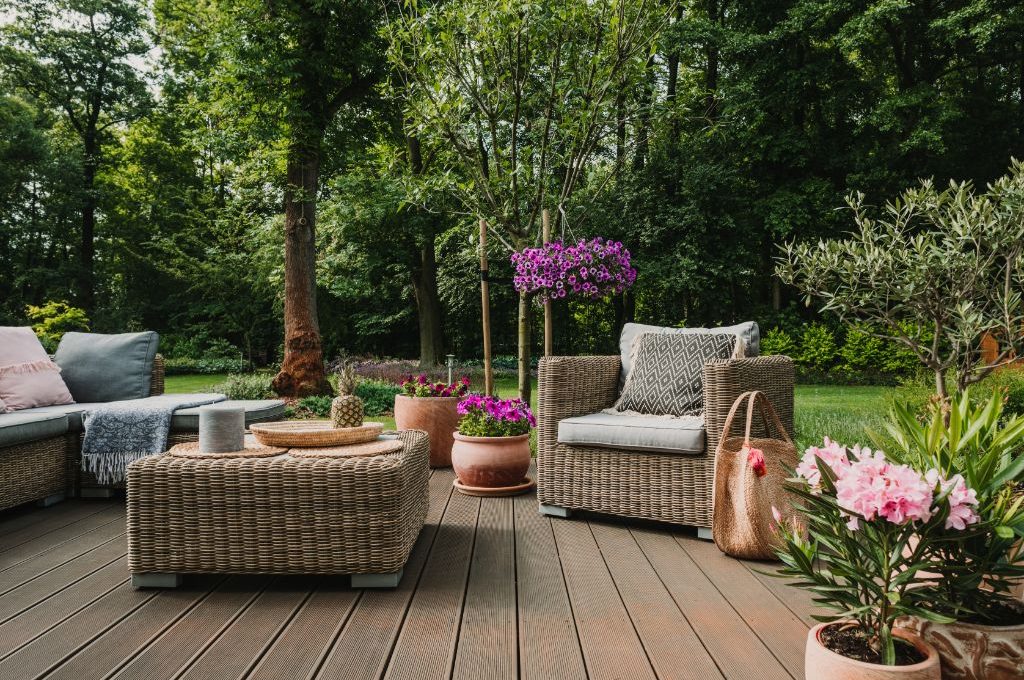 Des astuces pour choisir les meilleures plantes pour accompagner votre salon de jardin