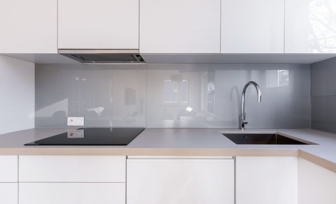 transformer crédence de cuisine avec carrelage en verre