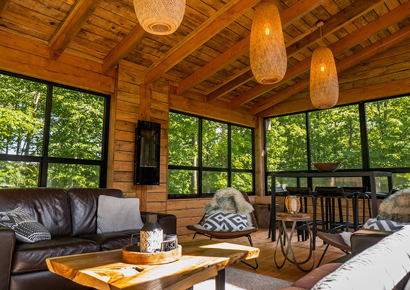 fenêtres dans une véranda en bois