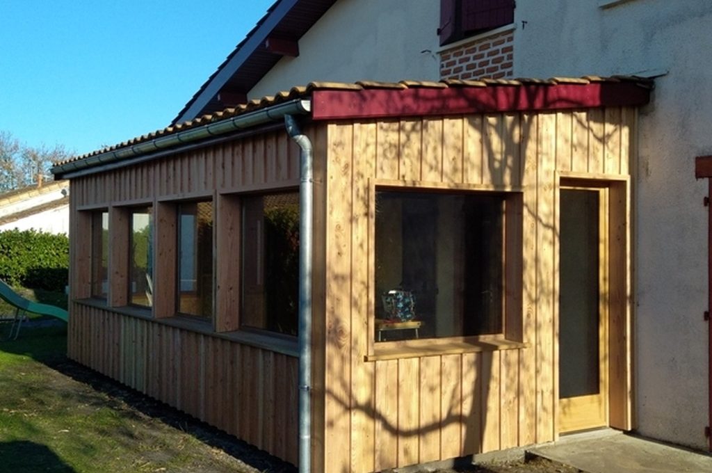 fenêtres fixes dans une véranda en bois