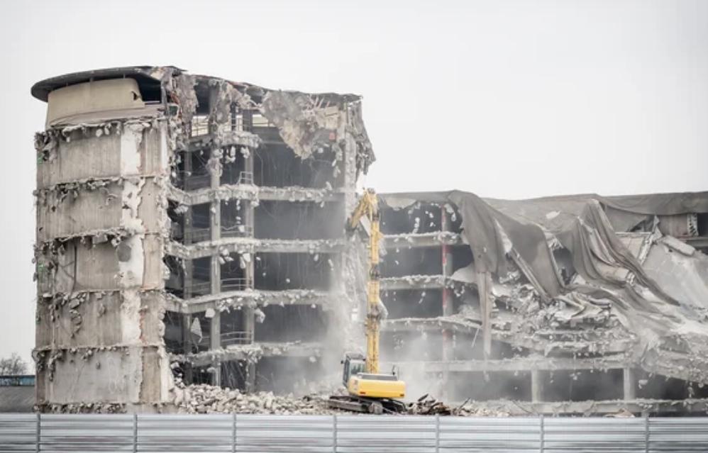 Démolition de Vieux Bâtiments en Béton
