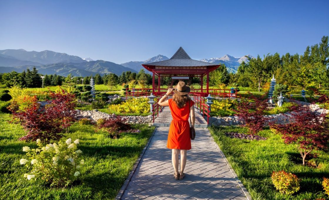 promenade dans un jardin japonais