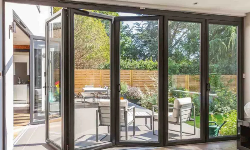 Fenêtres, portes et baies vitrées : Pourquoi privilégier l’aluminium sur mesure ?