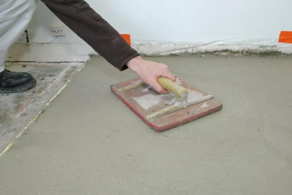 préparer un sol en béton pour la pose de parquet 