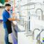 Installer des systèmes de plomberie dans les bâtiments industriels : Considérations de sécurité