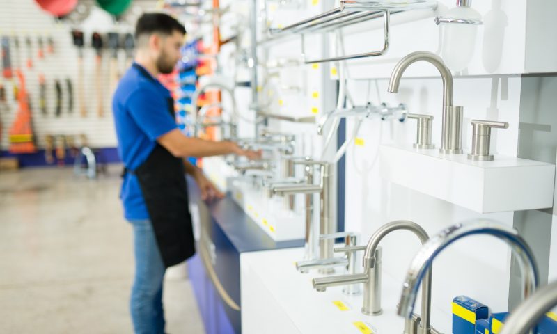 Installer des systèmes de plomberie dans les bâtiments industriels : Considérations de sécurité