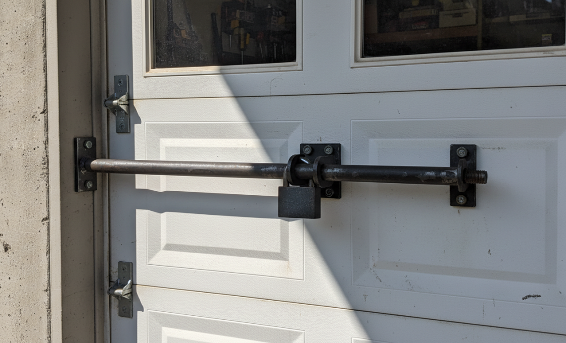 découvrez les méthodes efficaces et sécurisées pour bloquer une porte de garage sectionnelle, assurant protection et tranquillité d'esprit pour votre domicile.